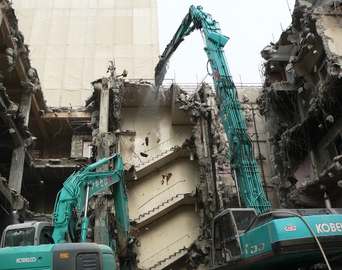 高い技術力でのビル解体工事