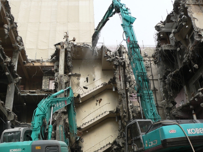 高い技術力でのビル解体工事